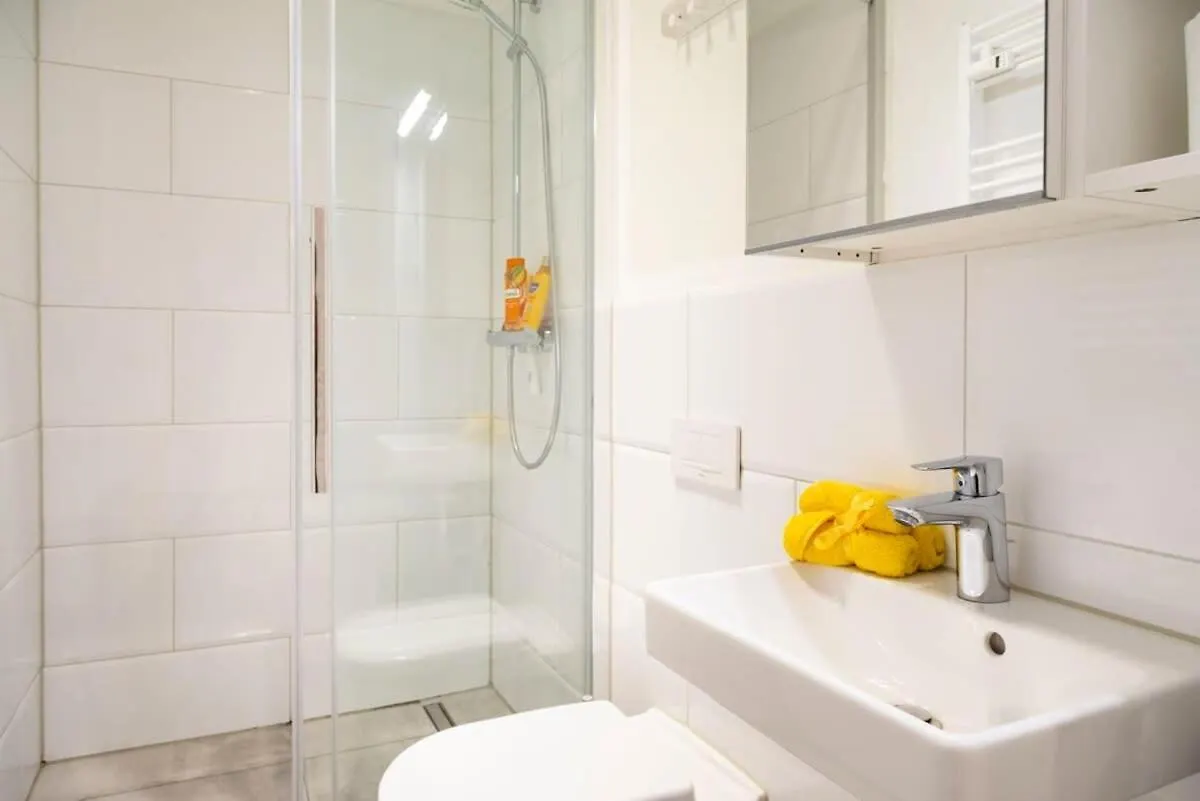 Cosy Three Br Two Bth Plus Ac Plus Self Checkin Plus Street Parking Berlín